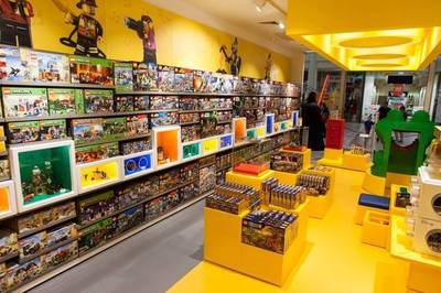 玩具巨头的战略分野 从周边衍生到游戏核心的两种路径